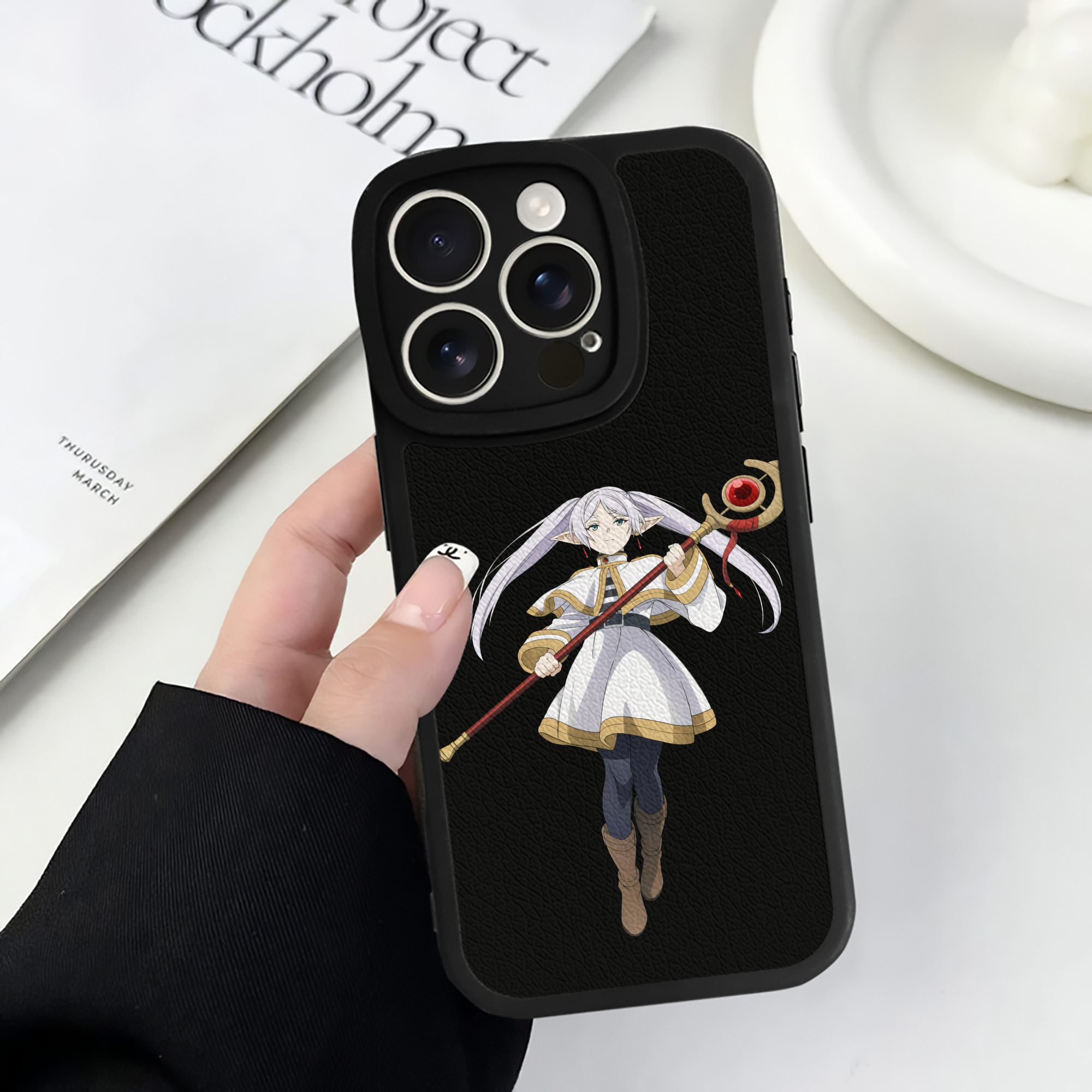 （画像用） 葬送のフリーレン Frieren 【iPhone 16シリーズ対応】シリコンスマホケース（レザー調） 材質：シリコン